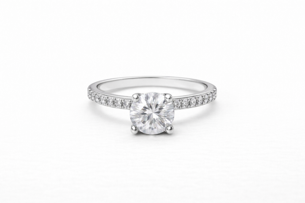 Bague solitaire en Moissanite Christina – Éclat d’exception