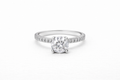 Bague solitaire en Moissanite Christina – Éclat d’exception