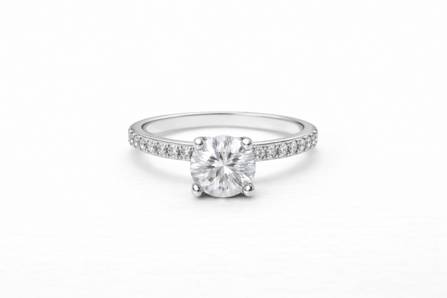 Bague solitaire en Moissanite Christina – Éclat d’exception