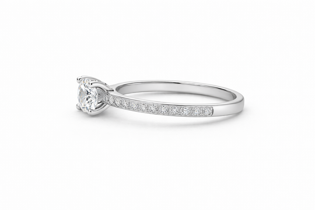 Bague solitaire en Moissanite Christina – Éclat d’exception
